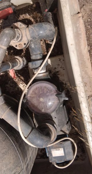 Bomba de piscina negra y transparente