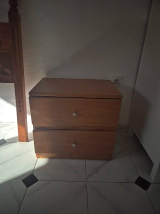 Mesita de noche de madera