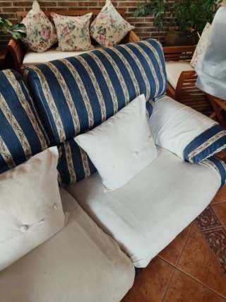 Sofá de tela azul y blanco