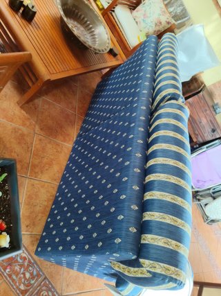 Sofá de tela azul y blanco