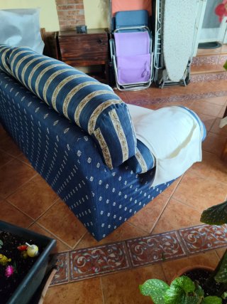 Sofá de tela azul y blanco