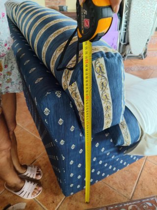 Sofá de tela azul y blanco