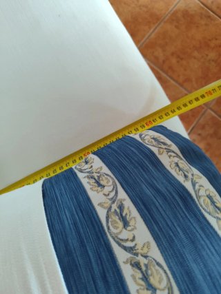 Sofá de tela azul y blanco