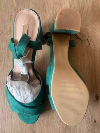 Sandalias de tacón verdes nuevas