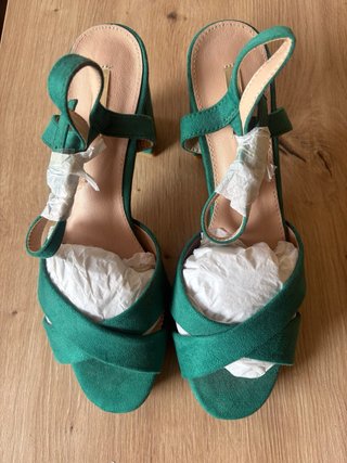 Sandalias de tacón verdes nuevas