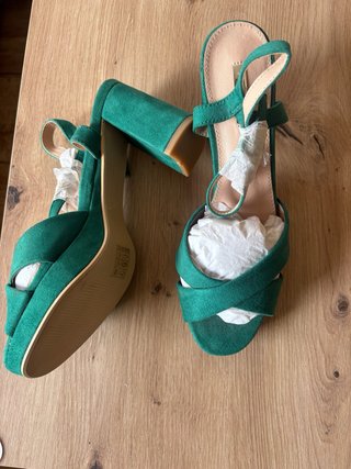 Sandalias de tacón verdes nuevas