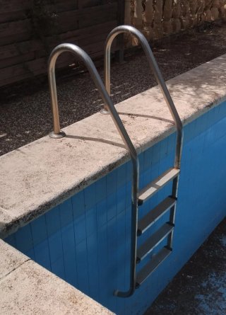 Escalera para piscina de metal