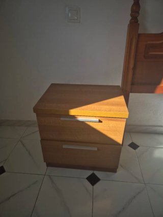 Mesita de noche de madera