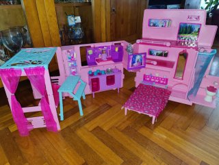 Caravana Barbie con figure e accessori