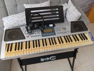 Órgano musical con soporte y banqueta