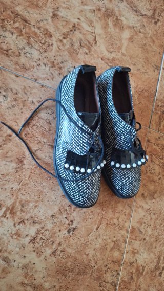 Zapatos negros y blancos