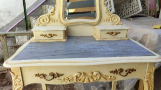 Tocador vintage blanco con espejo