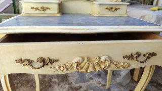 Tocador vintage blanco con espejo