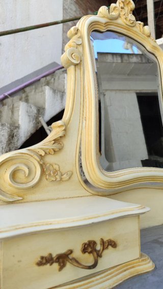 Tocador vintage blanco con espejo