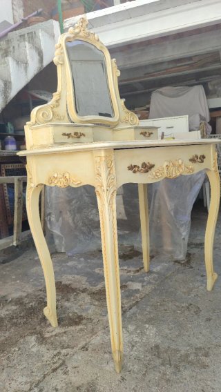 Tocador vintage blanco con espejo