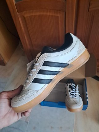 Tenis Adidas Beige y Negro