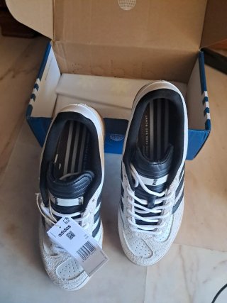 Tenis Adidas Beige y Negro