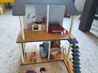 Casa de muñecas con muebles