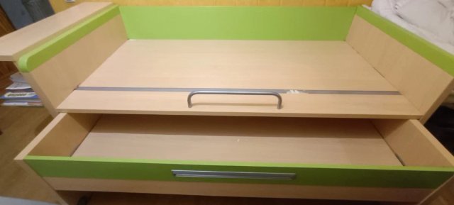 Cama nido y estantería infantil
