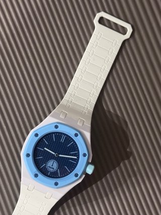 Orologio con cinturino bianco e blu