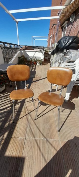 Mueble de madera con cajones y puertas