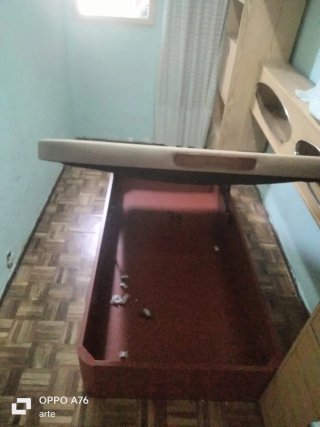 Mueble de madera con cajones y puertas