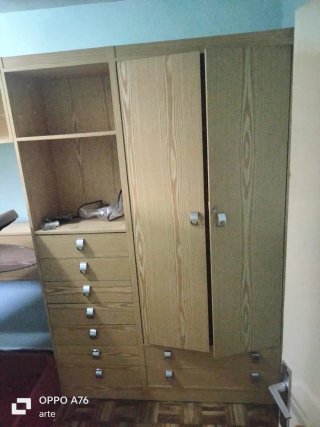 Mueble de madera con cajones y puertas