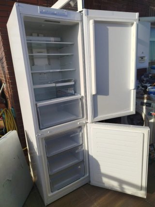 Mueble de madera con cajones y puertas