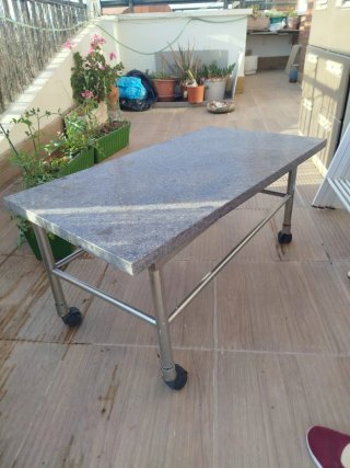 Mueble de madera con cajones y puertas
