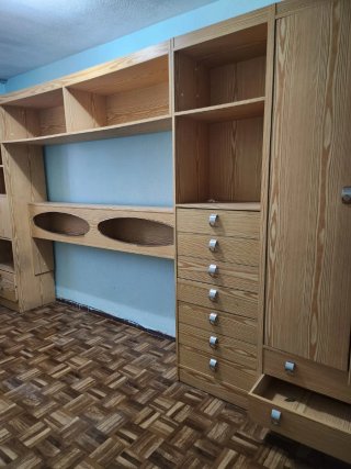 Mueble de madera con cajones y puertas