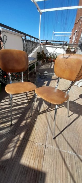Mueble de madera con cajones y puertas