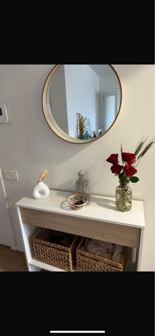 Mueble recibidor blanco y madera con cajón