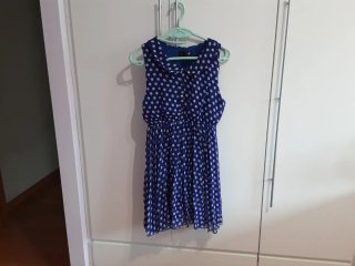 Vestido azul con lunares blancos