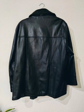 Chaqueta Hark Negra con Cuello de Borrego