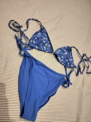 Bikini Zara floral azul y blanco