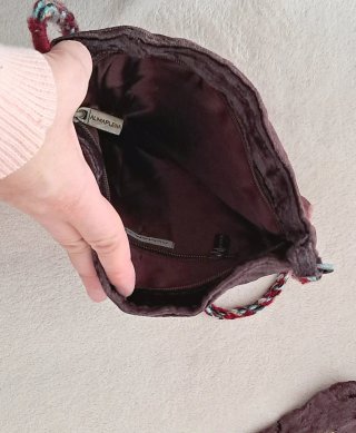 Sciarpa e borsa ricamate floreali