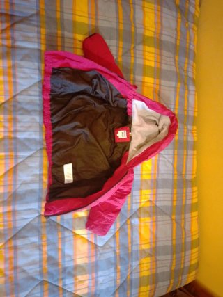 Abrigo rojo de BOSS es de niño, talla 2-86