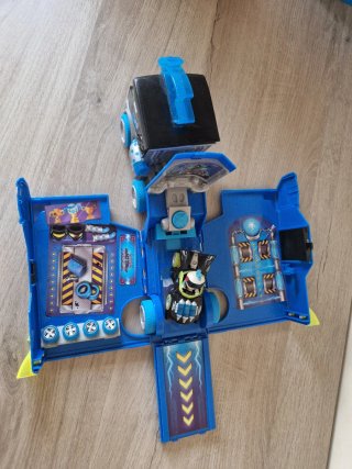 Camión Turbo Truck T-Racers. Incluye 2 muñecos