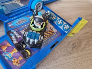 Camión Turbo Truck T-Racers. Incluye 2 muñecos