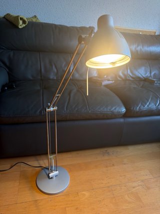Lámpara de mesa metálica