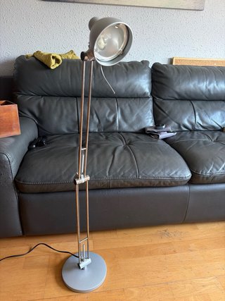 Lámpara de mesa metálica