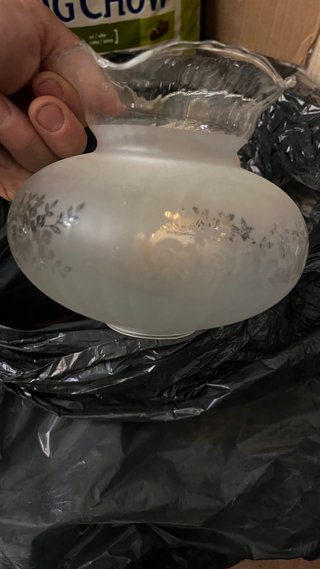 Lámpara antigua dorada de metal y cristal