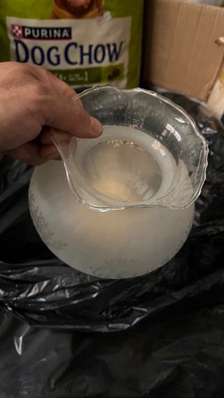 Lámpara antigua dorada de metal y cristal