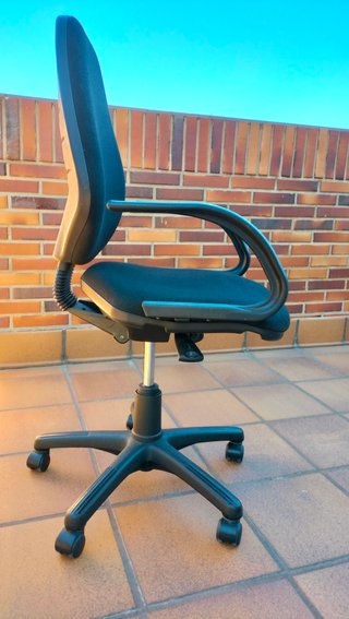 Silla de oficina giratoria negra