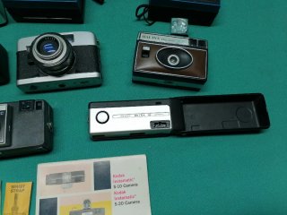 Lotto di 18 vecchie fotocamere Kodak