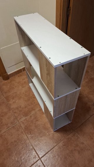 Estantería modular blanca y madera