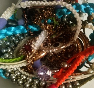 Lote de pulseras y anillos