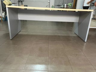 Tavolo da ufficio in legno