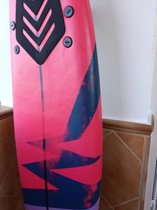 Tabla de surf roja y morada