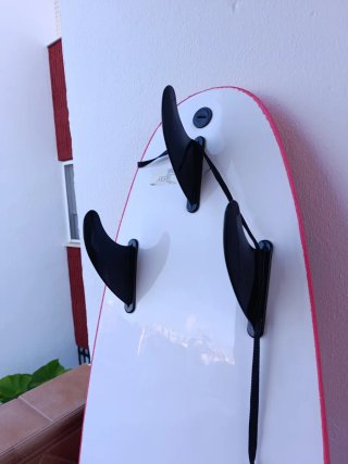 Tabla de surf roja y morada